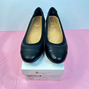 Clarks 7.5 Neenah Women's Black Leather Flats